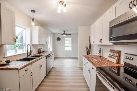 Kitchen - 3424 Brunk Rd, Akron, OH 44312 photo 3 of 4
