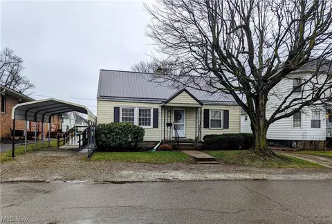 1529 Orange St, Coshocton, OH 43812