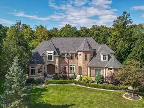 17420 Lookout Dr, Chagrin Falls, OH 44023
