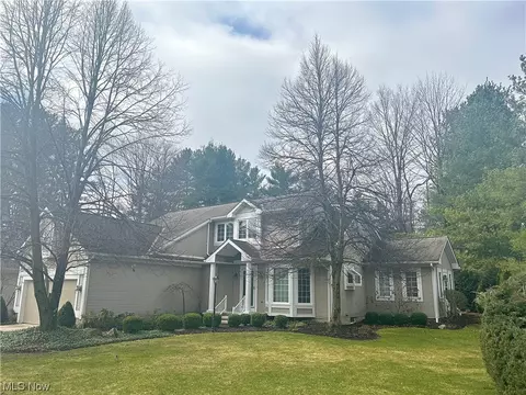 305 Greenway Dr, Chardon, OH 44024
