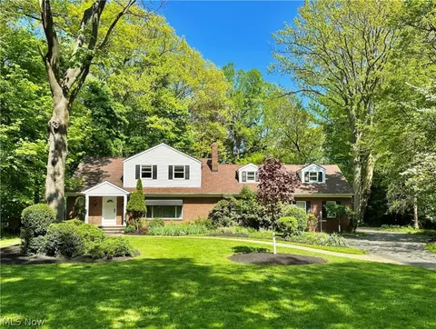 299 Corning Dr, Bratenahl, OH 44108