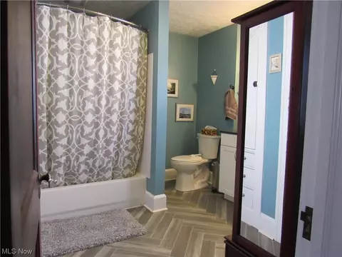 Bath - 615 Myrtle Ave, Ashtabula, OH 44004 photo 2 of 5