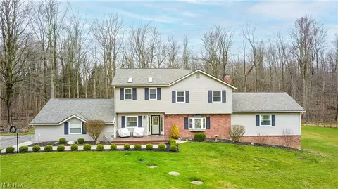 17060 Curry Ln, Chagrin Falls, OH 44023