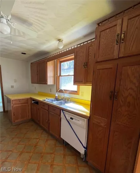 Kitchen - 46292 Cedar Way, Rogers, OH 44455 photo 2 of 2