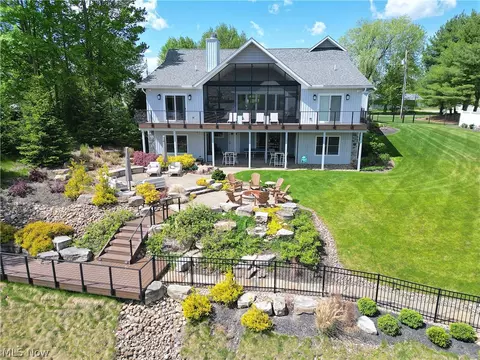 1079 Evening Star Dr, Roaming Shores, OH 44085