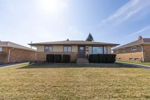 108 Englewood Dr, Seven Hills, OH 44131