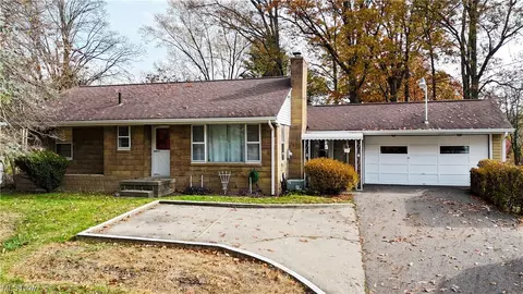 240 Perry Dr NW, Canton, OH 44708