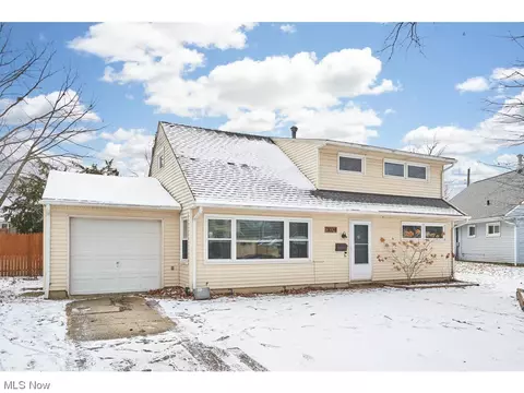 3024 Prior Dr, Cuyahoga Falls, OH 44223