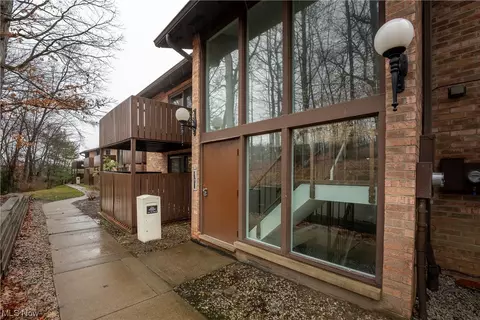 6885 Carriage Hill Dr #E65, Brecksville, OH 44141