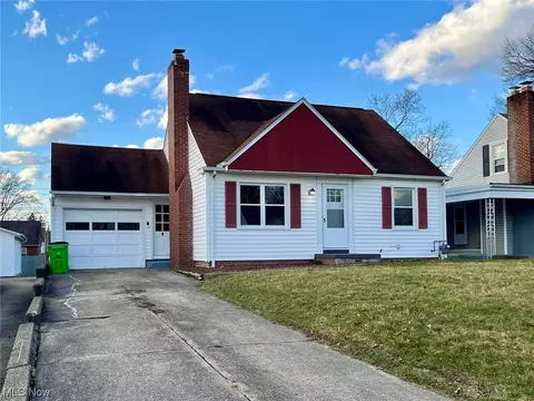 1062 Roseland Rd, Alliance, OH 44601