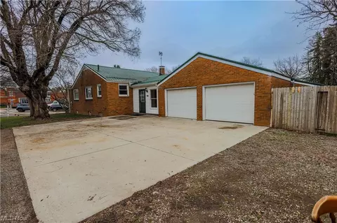 704 Schaffer Ct, Louisville, OH 44641