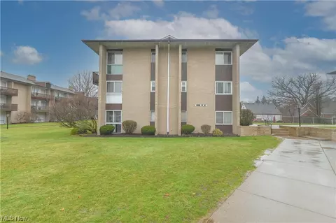 10416 N Church Dr #317, Parma Heights, OH 44130