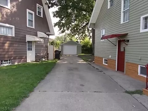 527 Ohio St, Elyria, OH 44035 photo 4