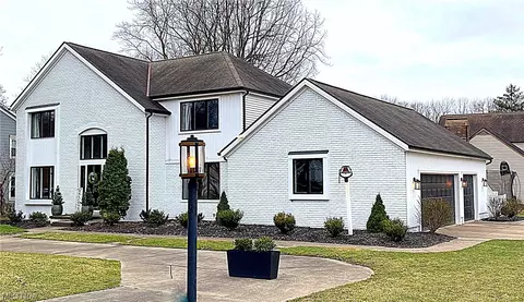 2894 Cranbrooke Dr, Silver Lake, OH 44224