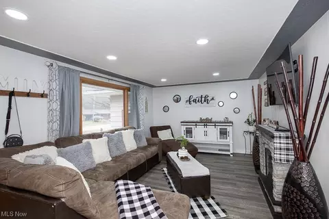 Living - 41859 Earlene Ct, Elyria, OH 44035 photo 3 of 4