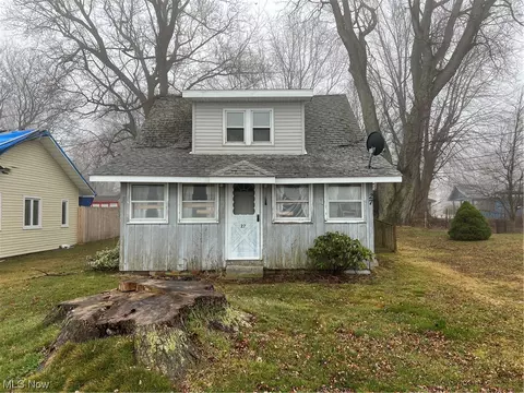 27 Burrington Hts, Conneaut, OH 44030