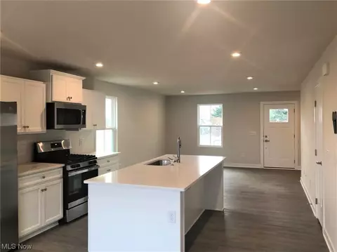 310 Ridgewater Dr, Elyria, OH 44035 photo 3