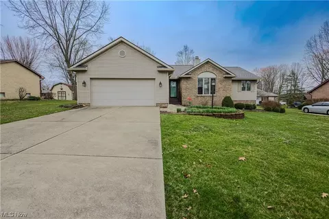 3915 Oakridge Dr NE, Louisville, OH 44641