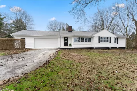 1707 Brookfield Rd, Hubbard, OH 44425