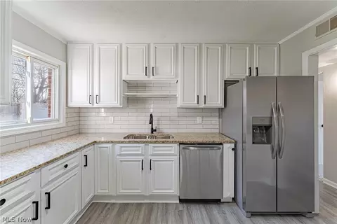Kitchen - 709 Willow Dr, Euclid, OH 44132 photo 1 of 3