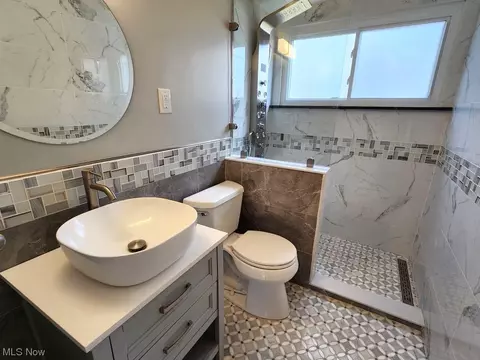 Bath - 20748 Applegate Rd, Maple Heights, OH 44137 photo 2 of 4