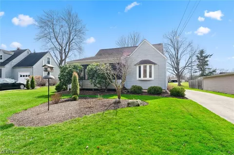 27 Roosevelt Dr, Hubbard, OH 44425