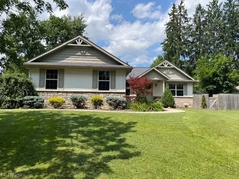 9794 Broadway Dr, Chagrin Falls, OH 44023