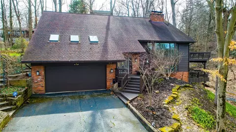 8648 Tanglewood Trl, Chagrin Falls, OH 44023