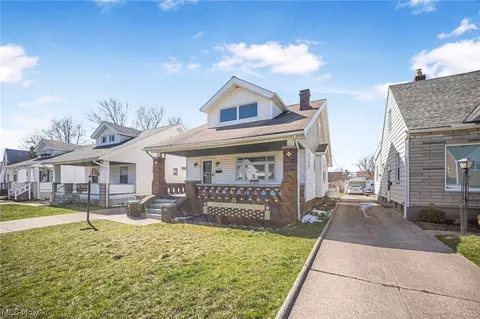 5198 Arch St, Maple Heights, OH 44137