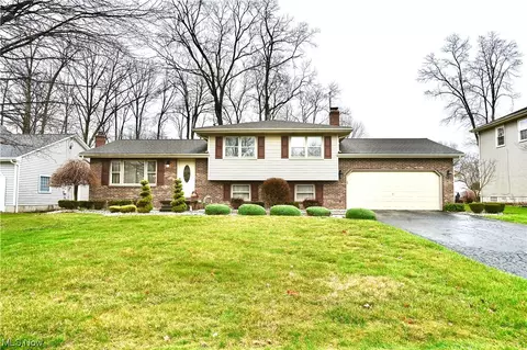 169 Maple Leaf Dr, Youngstown, OH 44515