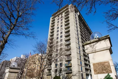 12500 Edgewater Dr #1604, Lakewood, OH 44107
