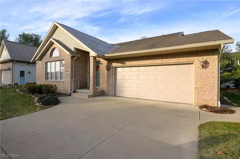 928 Mesquite Ln, Barberton, OH 44203