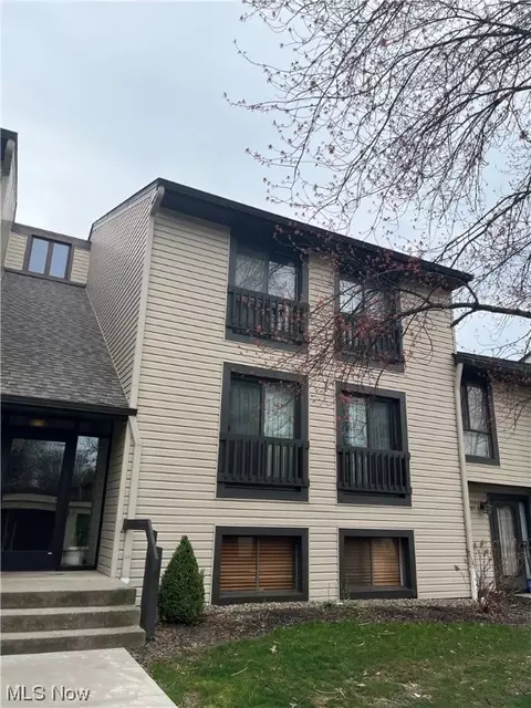 6310 Greenwood #106, Sagamore Hills, OH 44067