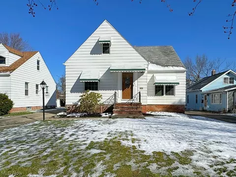 5683 Shawnee Dr, Lyndhurst, OH 44124