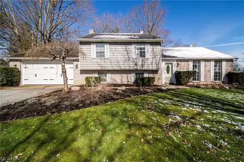 180 Maplelane Dr, Geneva, OH 44041