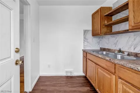 Kitchen - 471 Clearview Dr #E17, Euclid, OH 44123 photo 2 of 2
