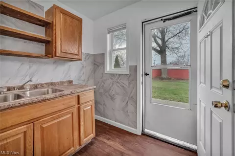 Kitchen - 471 Clearview Dr #E17, Euclid, OH 44123 photo 1 of 2