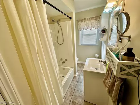 Bath - 775 Brookfield Ave, Boardman, OH 44512 photo 1 of 4