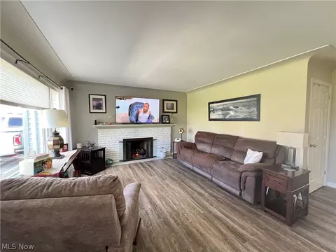 Living - 775 Brookfield Ave, Boardman, OH 44512 photo 2 of 5