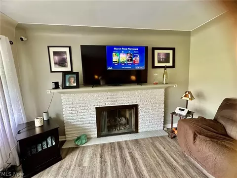 Living - 775 Brookfield Ave, Boardman, OH 44512 photo 4 of 5