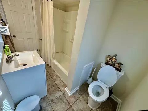 Bath - 775 Brookfield Ave, Boardman, OH 44512 photo 2 of 4