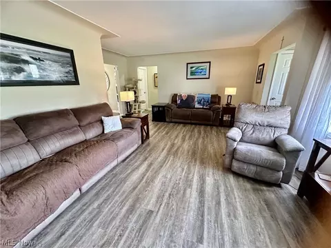 Living - 775 Brookfield Ave, Boardman, OH 44512 photo 3 of 5