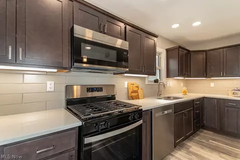 Kitchen - 7380 Hawk Ave, Mentor, OH 44060 photo 5 of 6