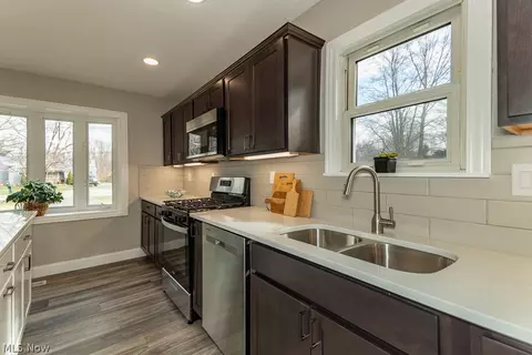 Kitchen - 7380 Hawk Ave, Mentor, OH 44060 photo 4 of 6
