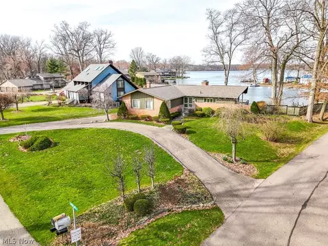 211 S Bay Dr, New Franklin, OH 44319