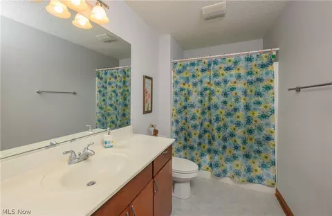 Bath - 3579 Vineyard Ave NW, Canton, OH 44708 photo 2 of 3
