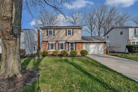 469 Riverdale Dr, Eastlake, OH 44095