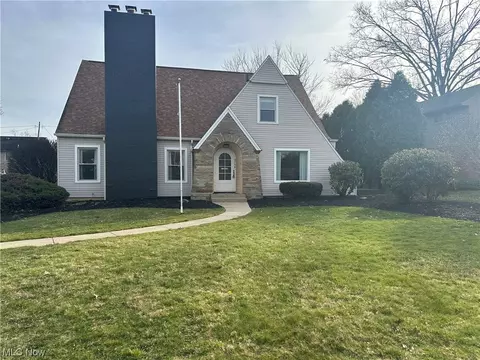 3198 Overlook Dr NE, Warren, OH 44483