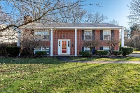 906 Oakwood St SE, North Canton, OH 44720