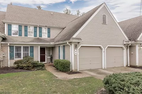 60 Pheasant Run Dr, Chagrin Falls, OH 44022